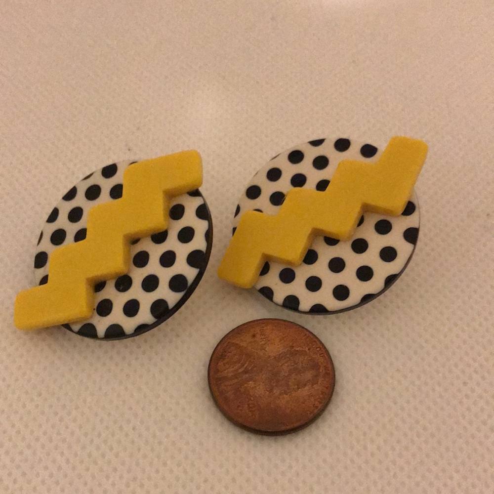 1980s Vintage Acrylic Geometric Shape Earrings - Picture 2 of 5
